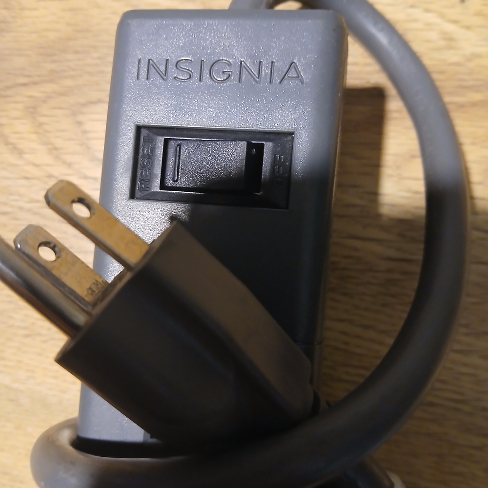 Insignia 6 Outlet Surge Protector - Picture 2 of 4